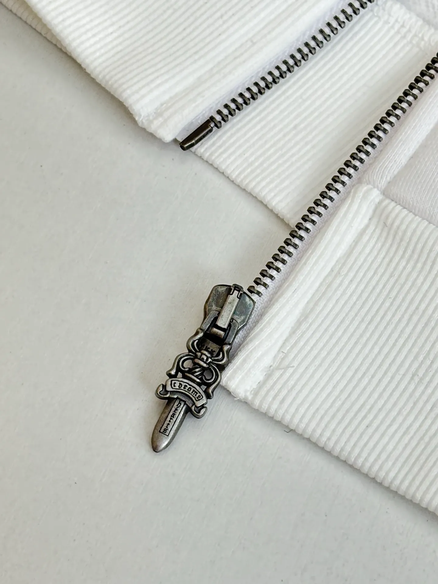 P450 Chrome Heart*/Chrome Heart 25 new horseshoe print unicorn zipper jacket. The fabric is made of 420g thin velvet coarse fish scale fabric. The printing is printed by hand glue according to the original version. The finished product is sanded and washed to shape. It feels excellent. Real antique silver and old chain head (key point: zipper puller is sprayed with silver and made old). Size: S/M/L